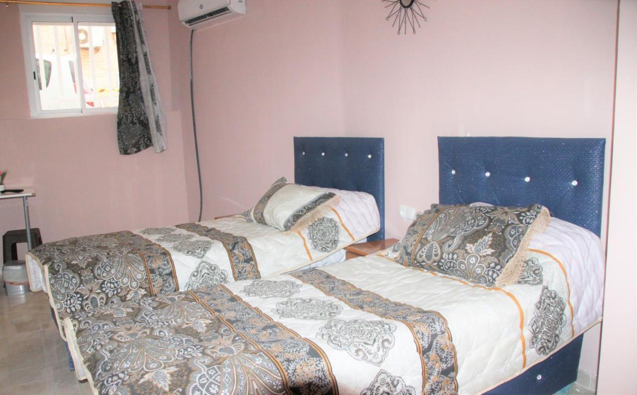 Pension La Lambra Azul อาลิกันเต ภายนอก รูปภาพ