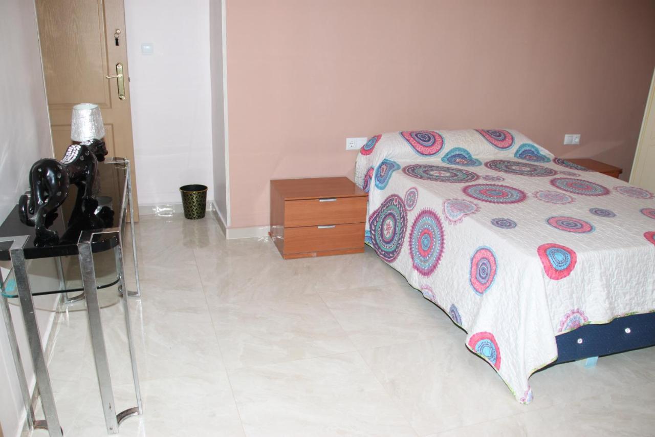 Pension La Lambra Azul อาลิกันเต ภายนอก รูปภาพ