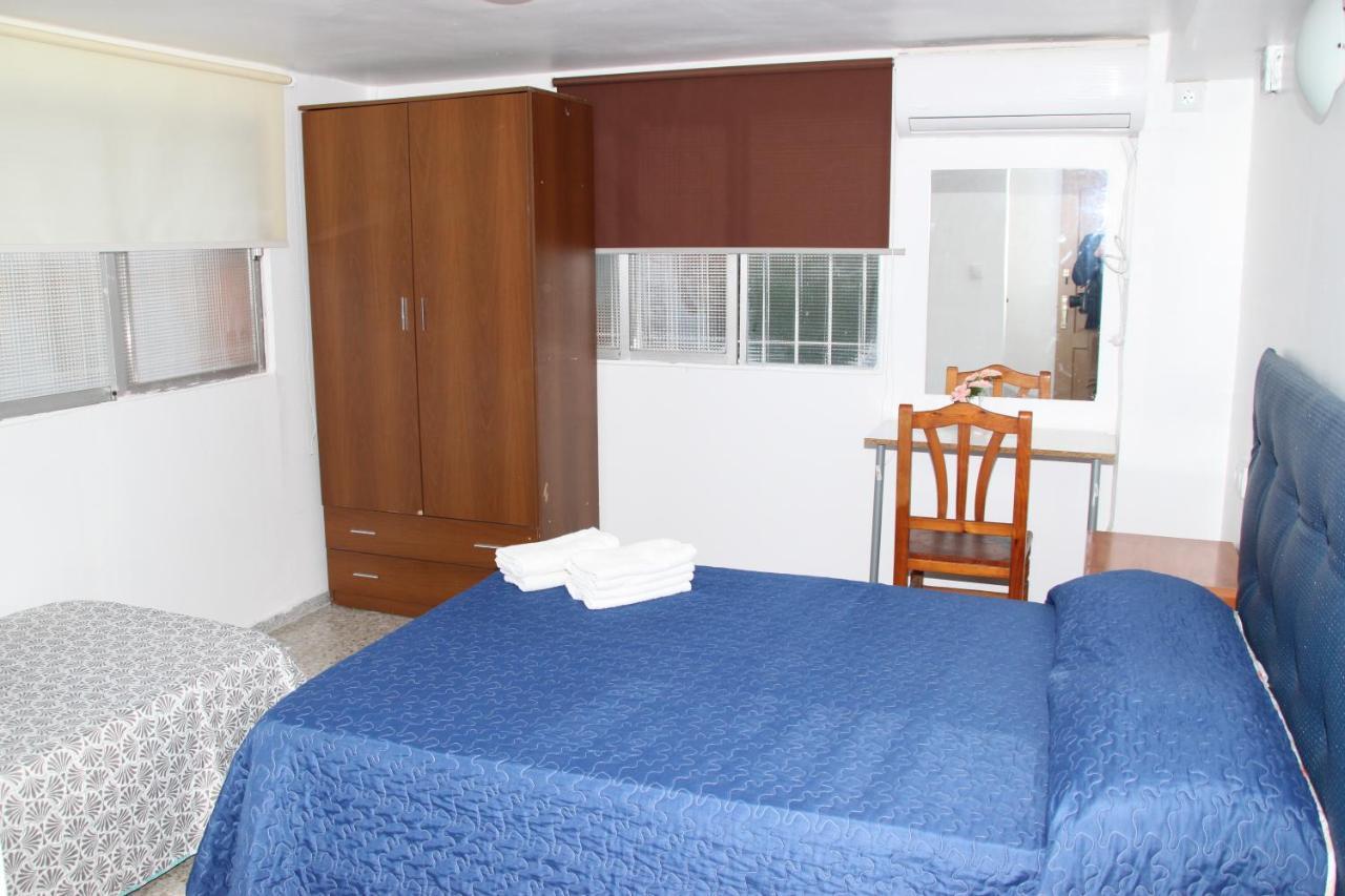Pension La Lambra Azul อาลิกันเต ภายนอก รูปภาพ