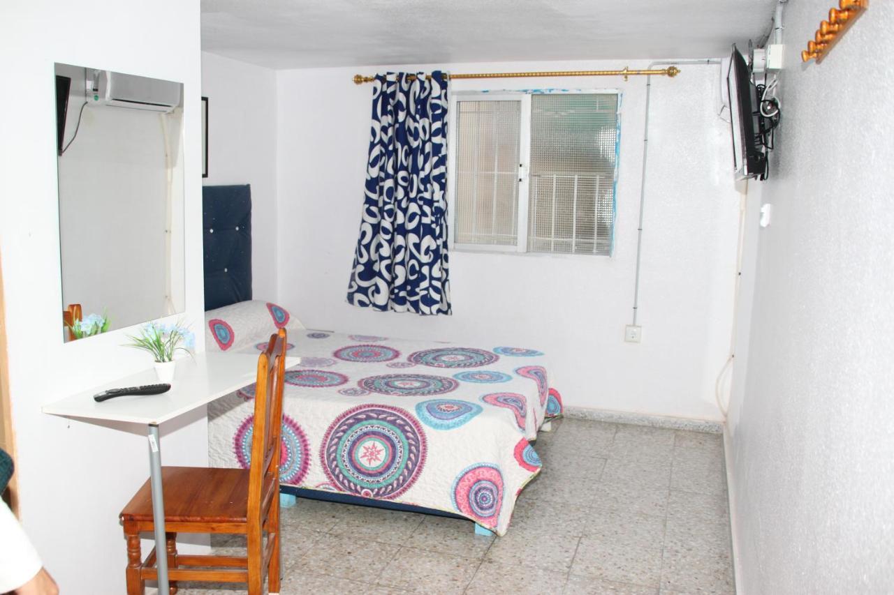 Pension La Lambra Azul อาลิกันเต ภายนอก รูปภาพ
