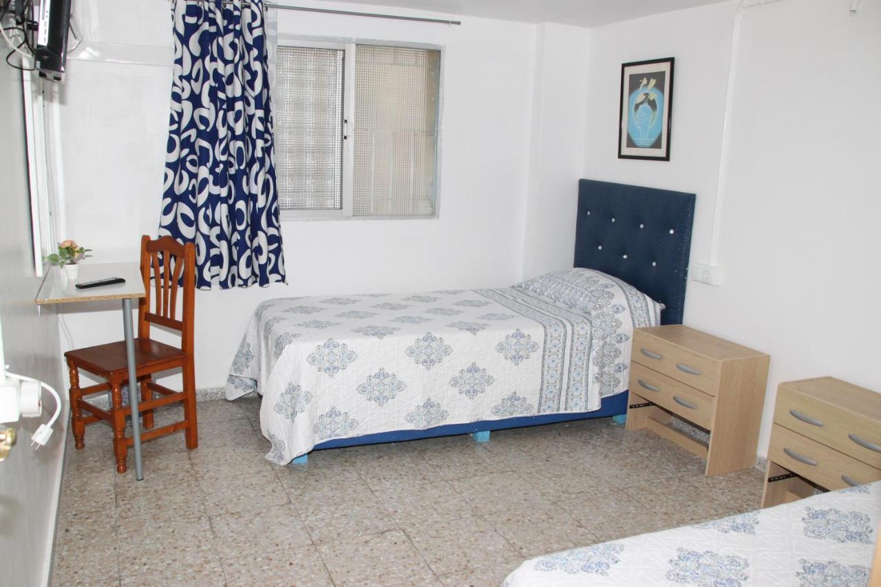 Pension La Lambra Azul อาลิกันเต ภายนอก รูปภาพ