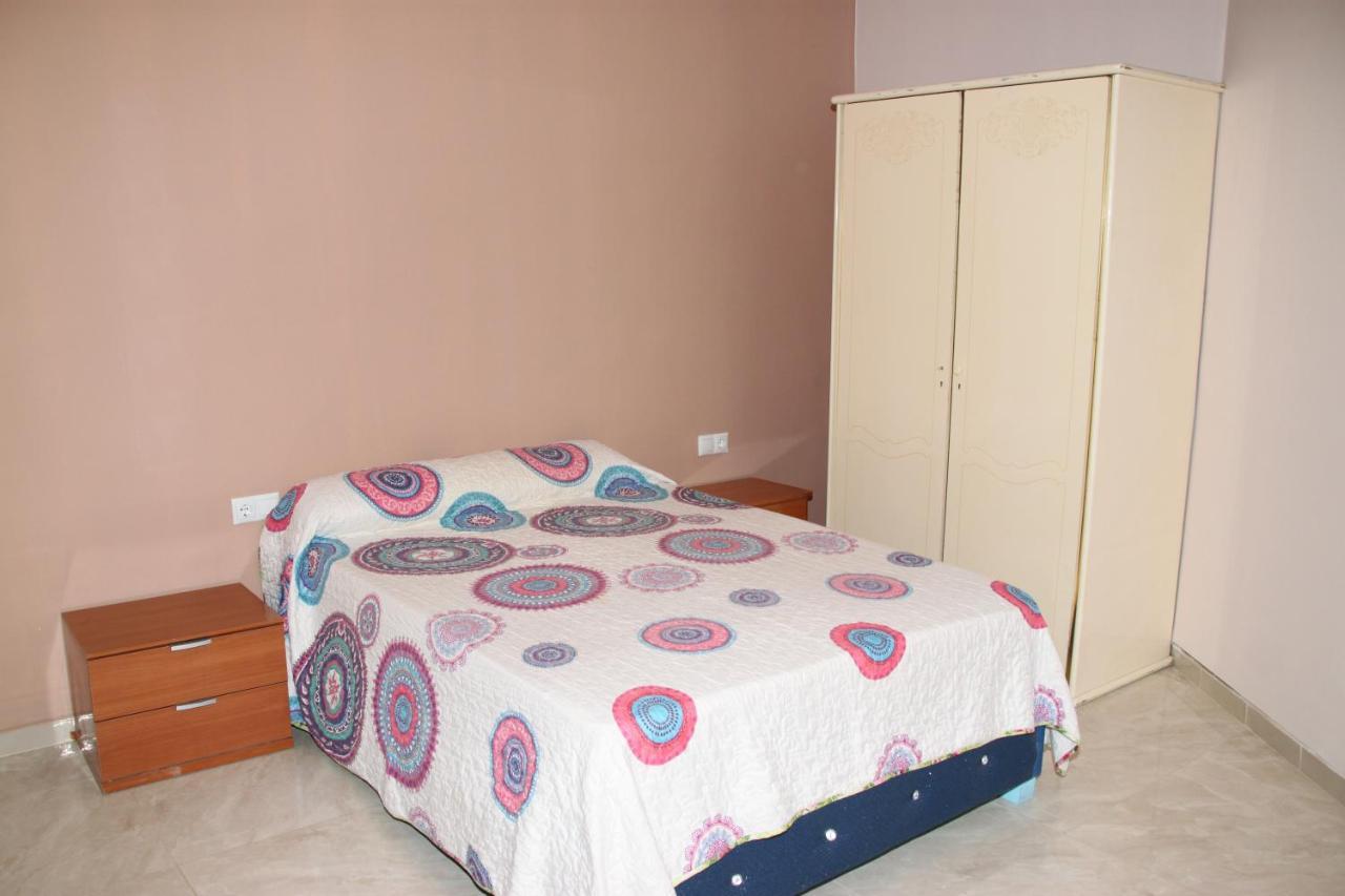 Pension La Lambra Azul อาลิกันเต ภายนอก รูปภาพ